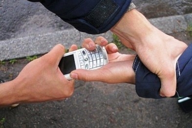 В Северодонецке на улицах отбирают телефоны средь бела дня