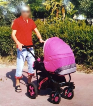 В Покровске мужчина похитил коляску для своего ребенка