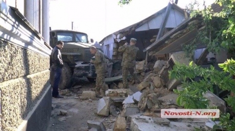 СМИ: пьяные военные на "Урале" разнесли частный двор в Николаеве. Видео