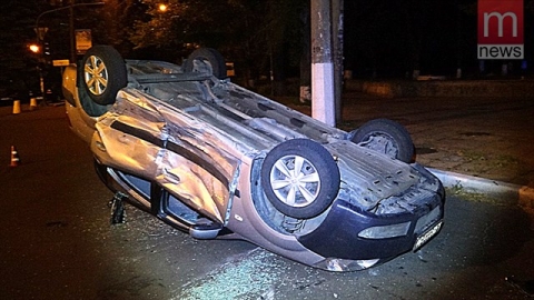 В результате ДТП в Мариуполе машина лежала крыше