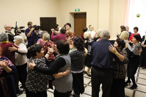 В Покровске дамы-пенсионерки приглашают кавалеров замечательно провести время на танцевальных вечерах