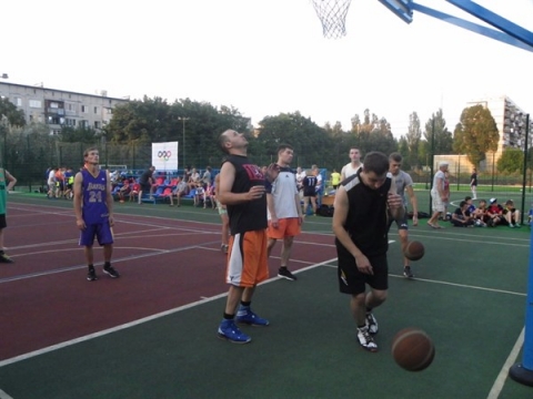 В Доброполье впервые прошли соревнования по стритболу
