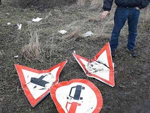 В Славянске местный алкоголик украл дорожные знаки, чтобы продолжить празднование Нового года