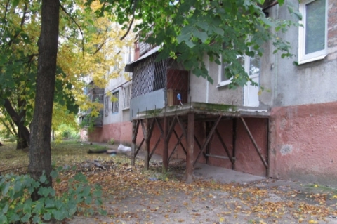 Под окнами многоэтажного дома в Славянске найден труп мужчины
