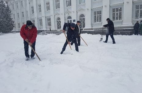 В Северодонецке чиновники убирали город от выпавшего снега