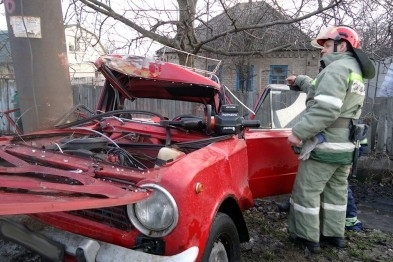 В Лисичанске спасатели вырезали участников ДТП из покареженной машины