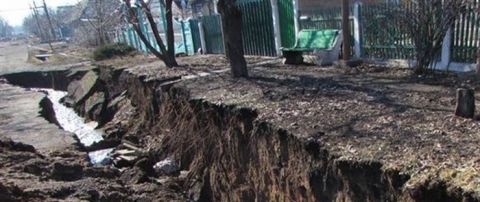 В Мирнограде проводят отсыпку на месте провала грунта