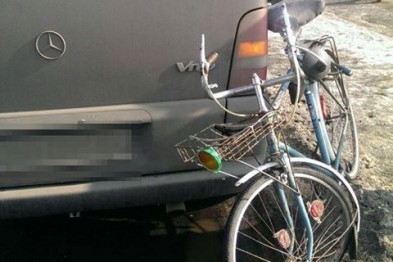 В Северодонецке спортсмен на велосипеде протаранил дорогое авто