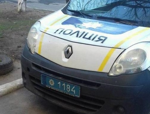 Мариупольские полицейские подклеивают номерные знаки скотчем