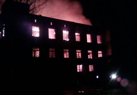В Славянске пламя охватило нежилое здание возле проходной арматурно-изоляторного завода