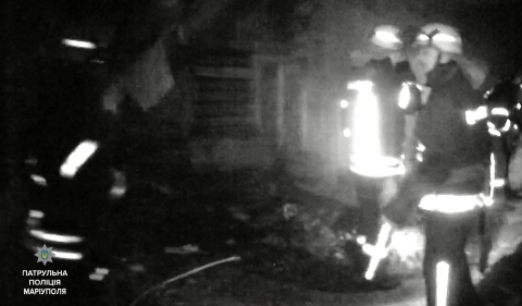 Патрульные Мариуполя спасли из пожара двоих мужчин