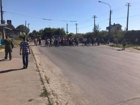 Жители Лисичанска перекрывают дороги из-за отсутствия воды