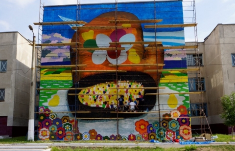 Японские художники рисуют мурал на стенах мариупольской школы