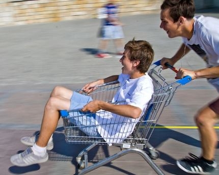 В Краматорске двое подростков "угнали" тележку из супермаркета