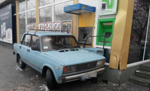 В Северодонецке ВАЗ 2105 врезался в магазин