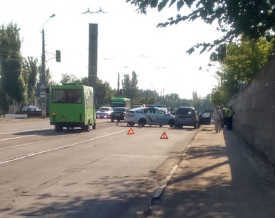 В Краматорске полицейский "Приус" врезался в авто военных
