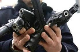Жители Волновахи продолжают сдавать оружие в полицию