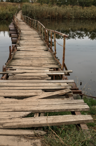 Славянцы просят власти отремонтировать опасный мост