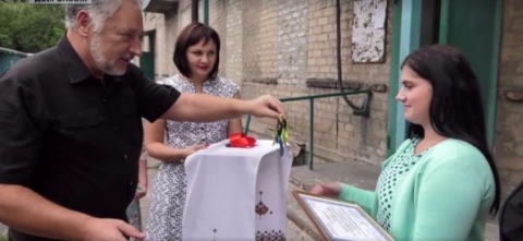В Доброполье ключи от однокомнатных квартир вручены двум девочкам-сиротам