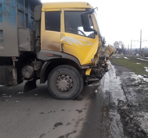 В Мариуполе при столкновении пострадали два грузовых автомобиля