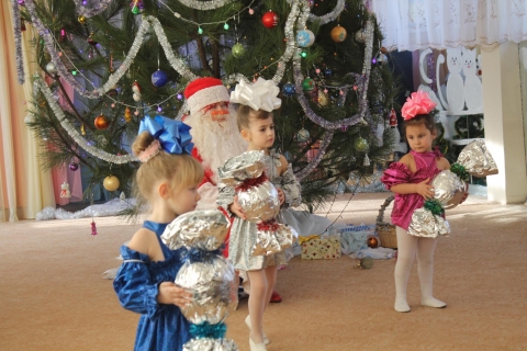 В детсадах и школах Славянска прошли новогодние утренники
