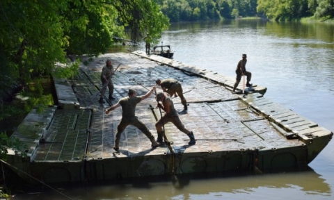 Военные построили для жителей Луганщины мост для переправы