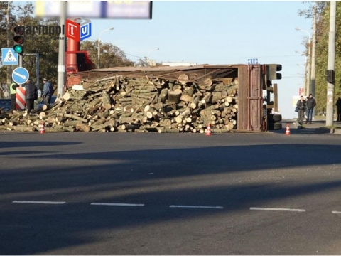 В Мариуполе перевернулся грузовик с древесиной