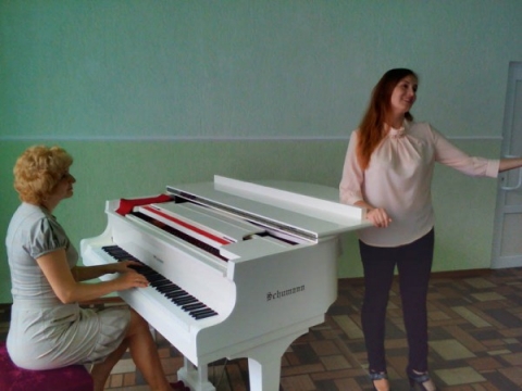 В Доброполье музыкальные школы получили новые инструменты