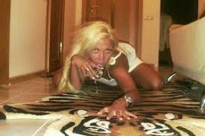 Эпатажная блондинка с откровенными фото не будет возглявлять дворец культуры в Мариуполе