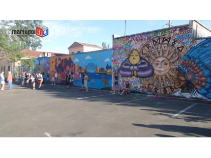 В Мариуполе после фестиваля появилась стена граффити