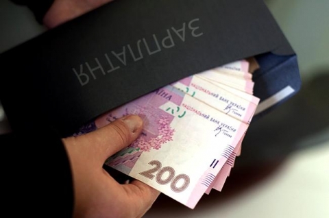 Средняя зарплата по Украине составляет почти 7000 гривен