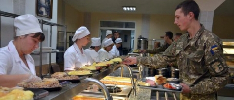 Украинских солдат переводят на систему питания "шведский стол"