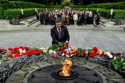 Порошенко, Гройсман, Парубий и Кличко возложили цветы к могиле Неизвестного солдата