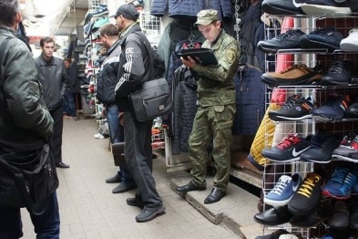 На рынке в Северодонецке продавец обуви сбывала "смертельный" алкоголь
