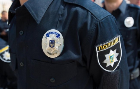 В Константиновке местный дебошир напал на полицейских с серпом и топором