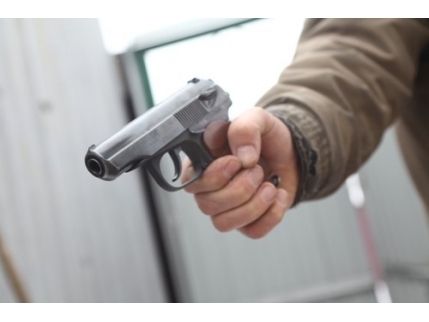 Мариупольский полицейский спас девушку от ухажера с пистолетом