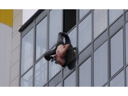 В Мариуполе из окна многоэтажного дома выпала девушка