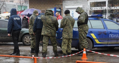 В центре Северодонецка двое злоумышленников с ножом напали на полицейских