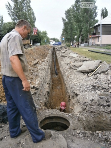 В Доброполье ремонтируют трубопровод