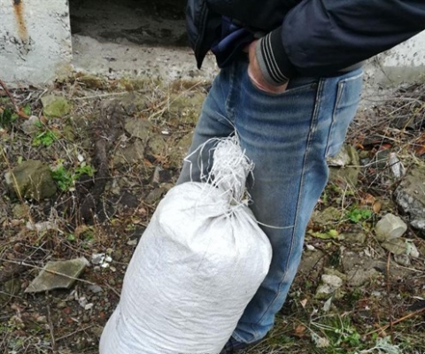 На Добропольщине 54-летний мужчина прогуливался по улице с мешком конопли