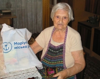 В Мариуполе пожилые люди получили продуктовые наборы