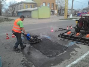 Жители Лисичанска начали ремонтировать дороги своими силами, не расчитывая на коммунальщиков