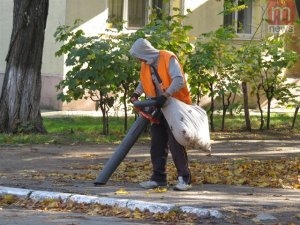 Мариупольские коммунальщики начали пылесосить улицы