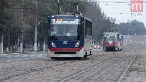 Из-за опавшей листвы в Мариуполе остановились трамваи