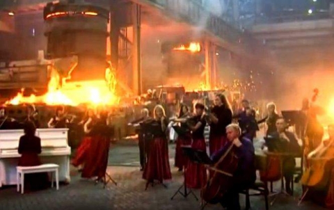 Оркестр сыграл тему "Игры престолов" на мариупольском заводе