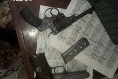 В Лисичанске родители позволили детям играться боевыми пистолетами