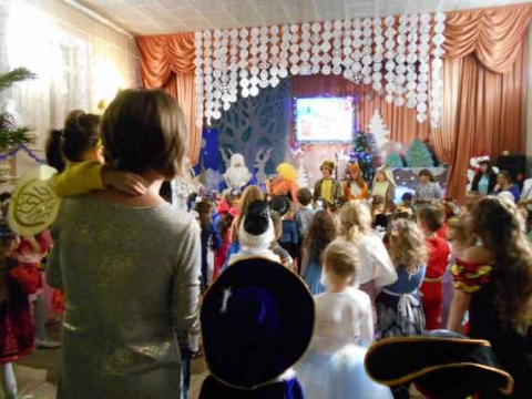 Воспитанники славянской школы раннего развития «Мозаика» принимали в гости Деда Мороза и Снегурочку