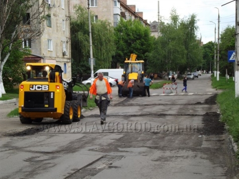 В Славянске приступили к ремонту дорог