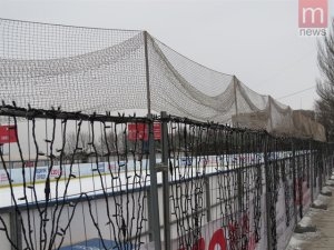 В Мариуполе на катке проводят хоккейные состязания
