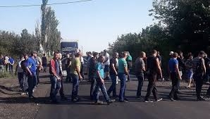 В Донецкой области протестующие  шахтеры перекрыли дорогу возле Покровска